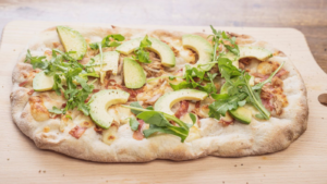 Вкусна Пинса Легере с шунка, рукола и авокадо