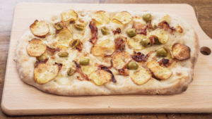 Пинса Патате е панчета с картефон чипс, бекон и маслини