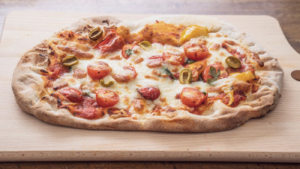 Вкусна Пинса Вегетариано с моцарела, чери домати, маслини, люти чушки и босилек.