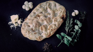 Продукти за Пинса Кройтер с пекорино, моцарела, билки и чесън