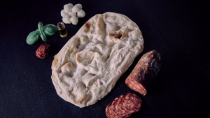 Продукти за Пинса пиканте - пикантен салам, моцарела, босилек и зехтин