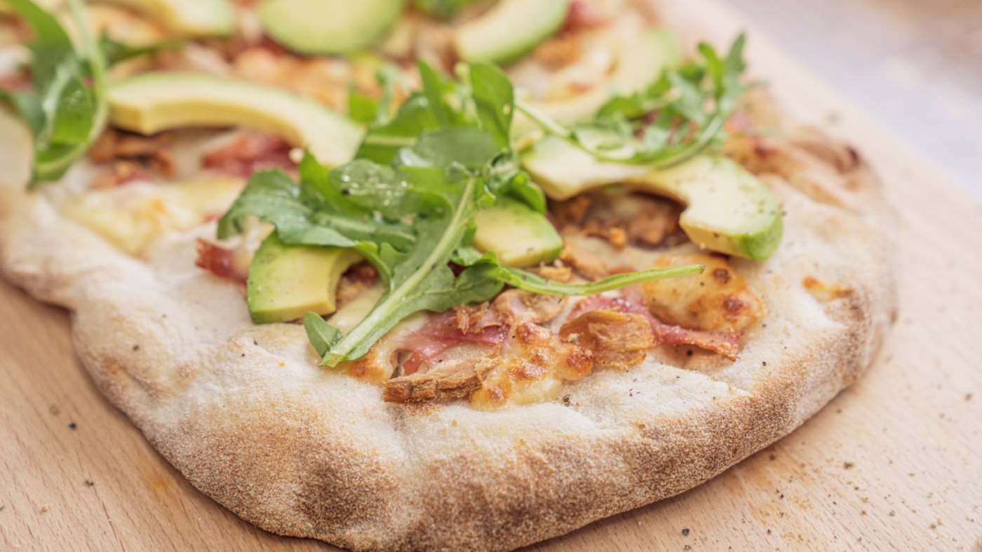 Pinsa-Leggere-s-shunka Пинса Легере с шунка, рукола и авокадо