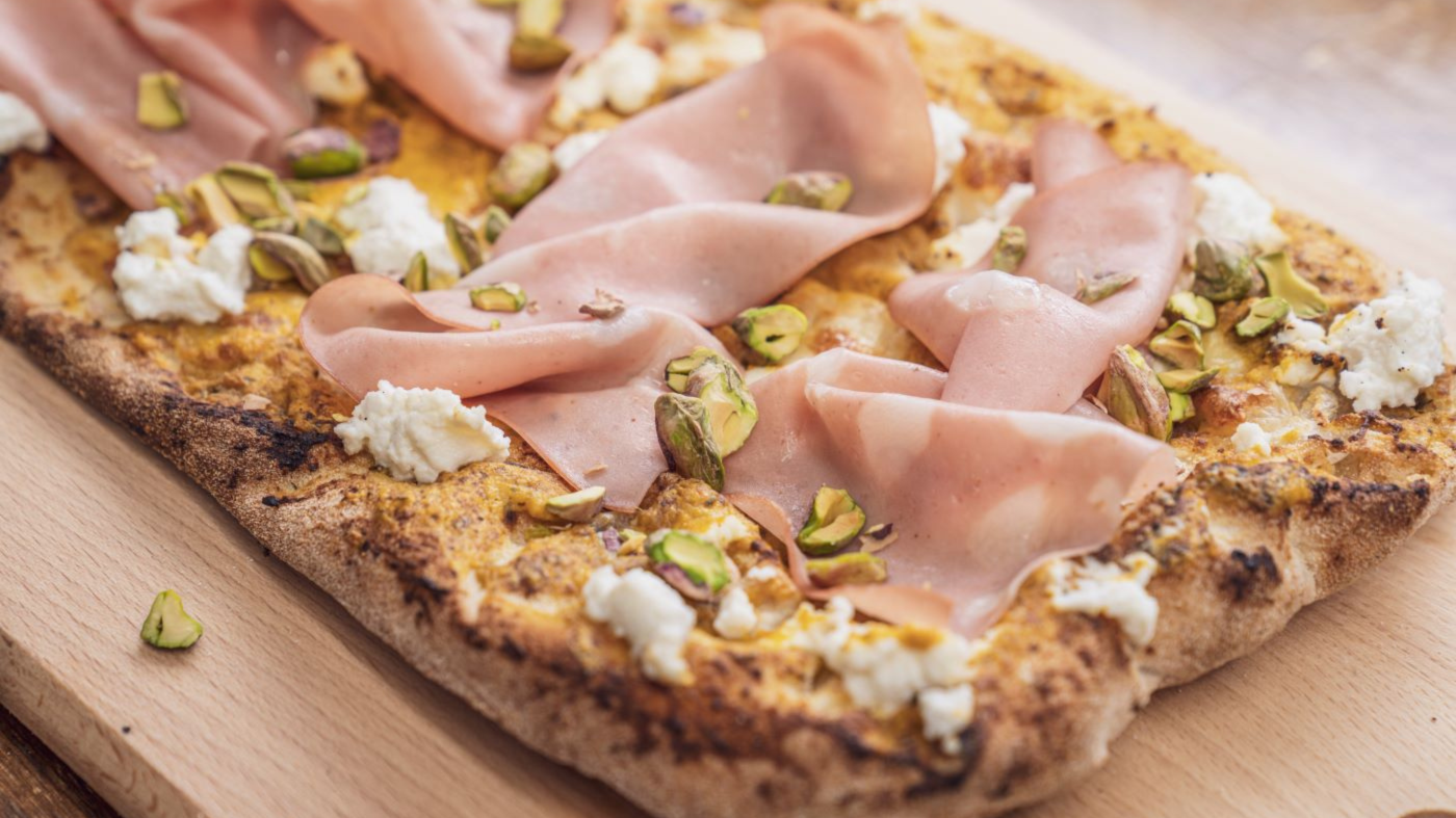 Pinsa-mortadella-e-pistacchio Пинса с мортадела, шамфъстък, крем от шамфъстък и моцарела