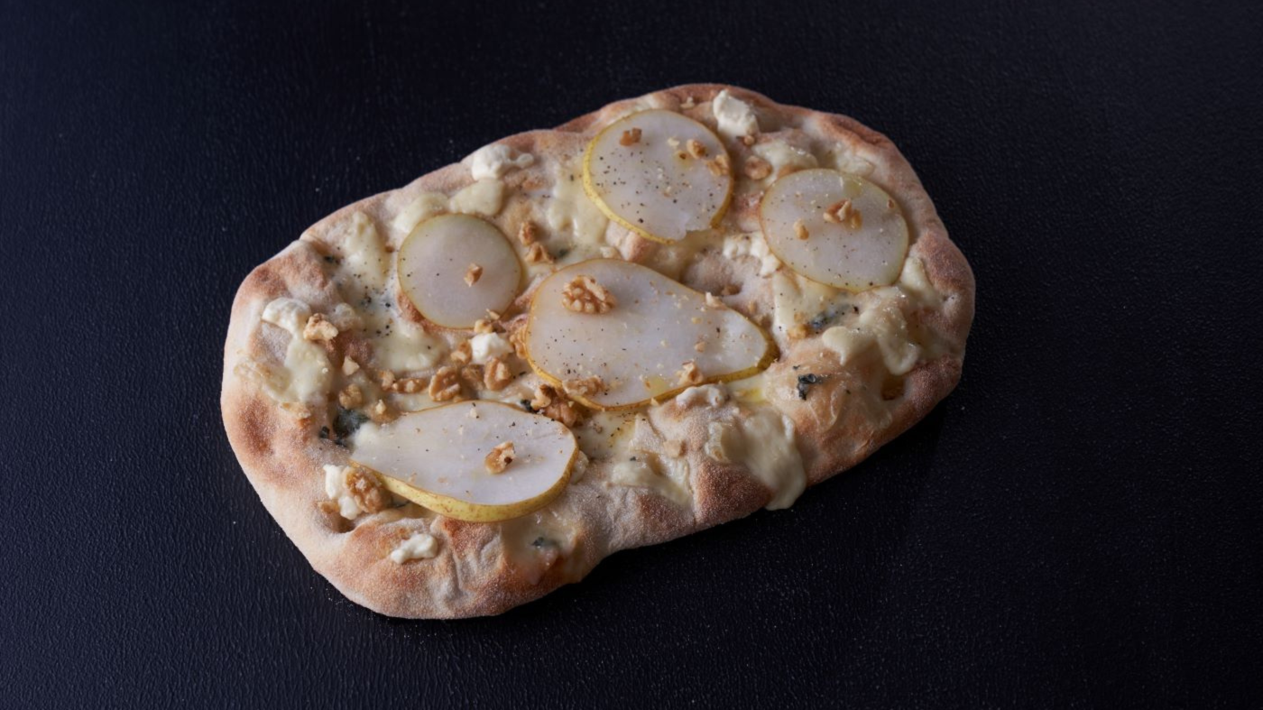 Pinsa-pere-al-gorgonzola (2) Пинса Пере ал Горгонзола с круши, горгонзола, моцарела и орехи