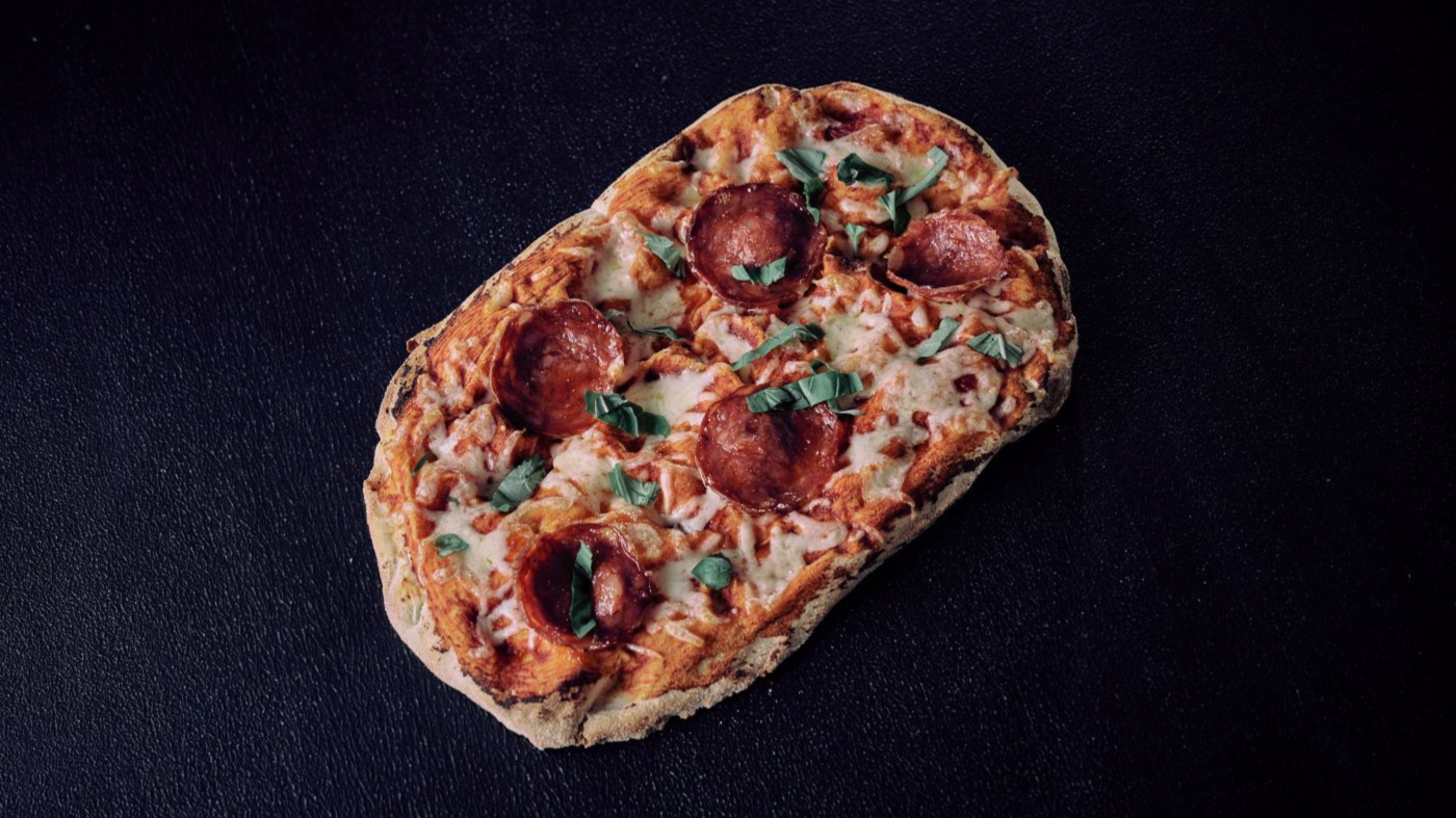 Pinsa-pikante Пинса пиканте с пикантен салам, моцарела, босилек и зехтин