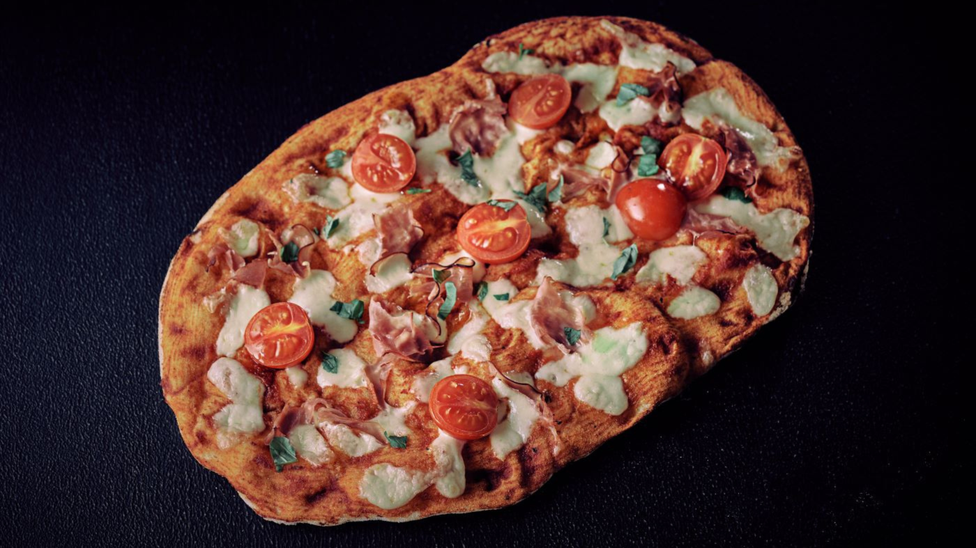 pinsa-s-shunka Пинса с шунка, чери домати, моцарела и босилек