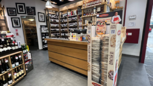 Дисплей с Пинси романа в магазин Vinello