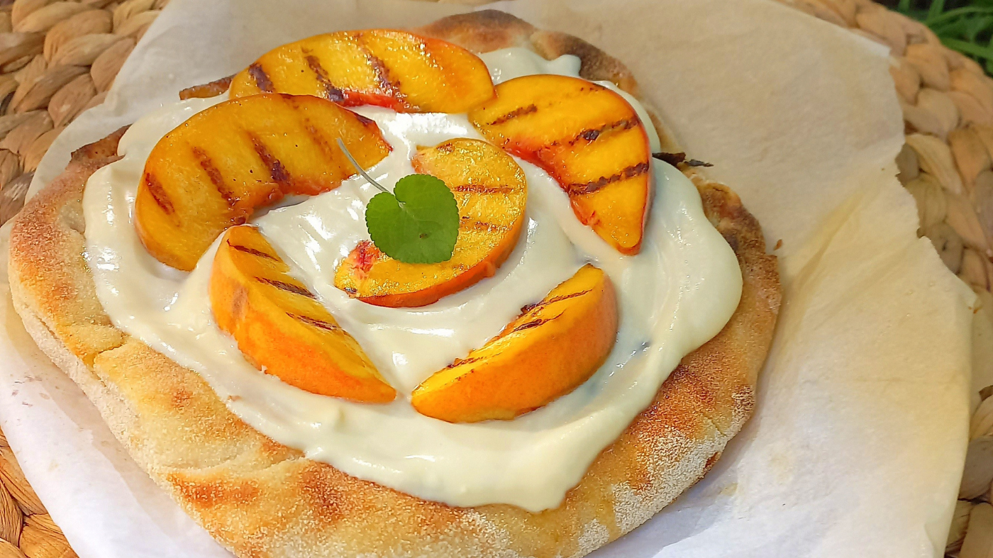 Pinsa s maskarpone i praskovi